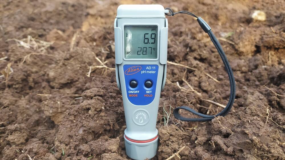 ph meter being used to test ph of autoflower soil after flushing